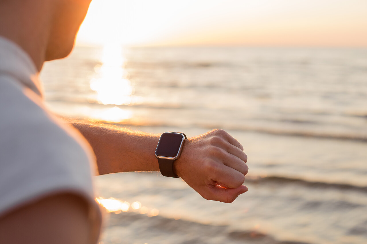 男人看手表看时间大海海面风景景点