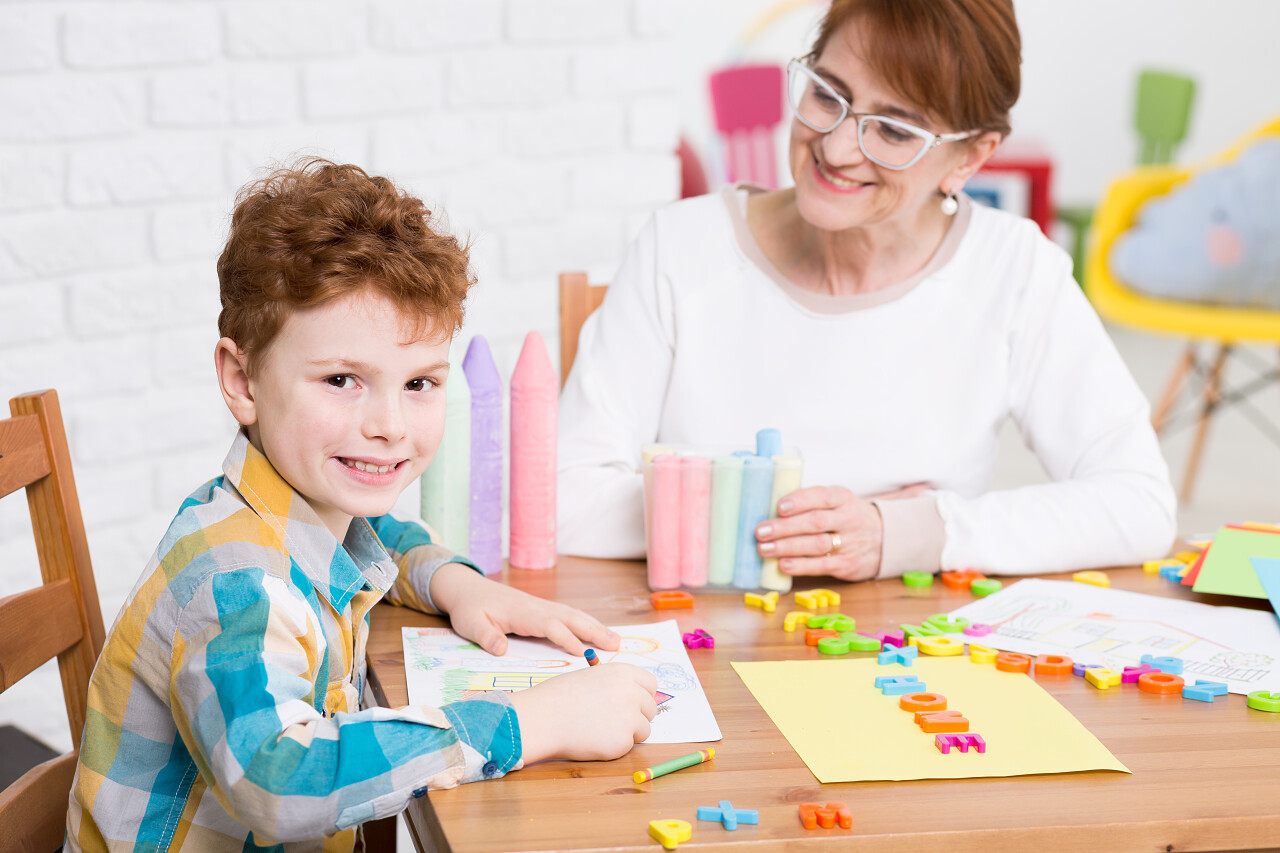 儿童保健玩积木的小孩可爱的小孩欧美外国小女孩玩耍人物六一儿童节61儿童节图片