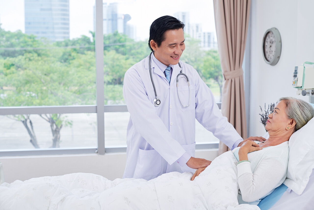 老人医生护士护理照顾老人养老院护理院疗养院