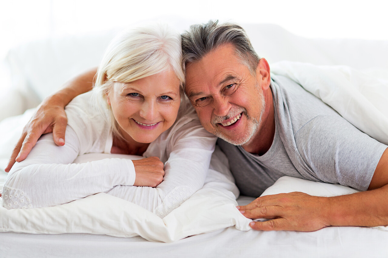 快乐的年长夫妇开心的夫妻恩爱的夫妻晚年幸福微笑的老人