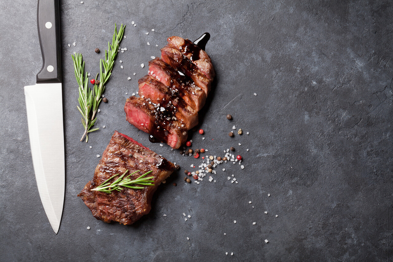 食物肉类新鲜牛肉牛排肋眼迷迭香西餐西餐牛排西餐背景