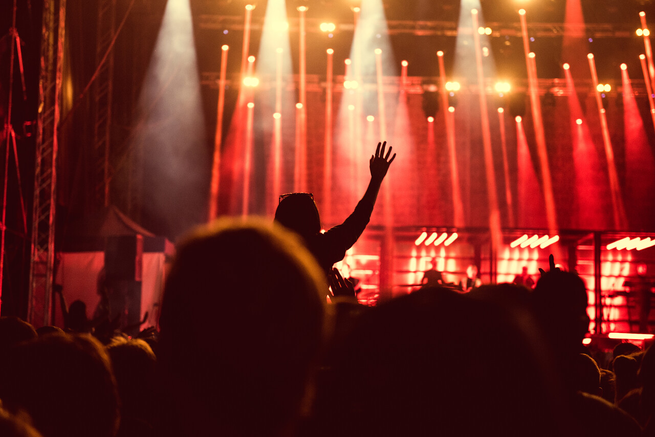 红色背景演唱会照片射灯灯光狂欢庆祝