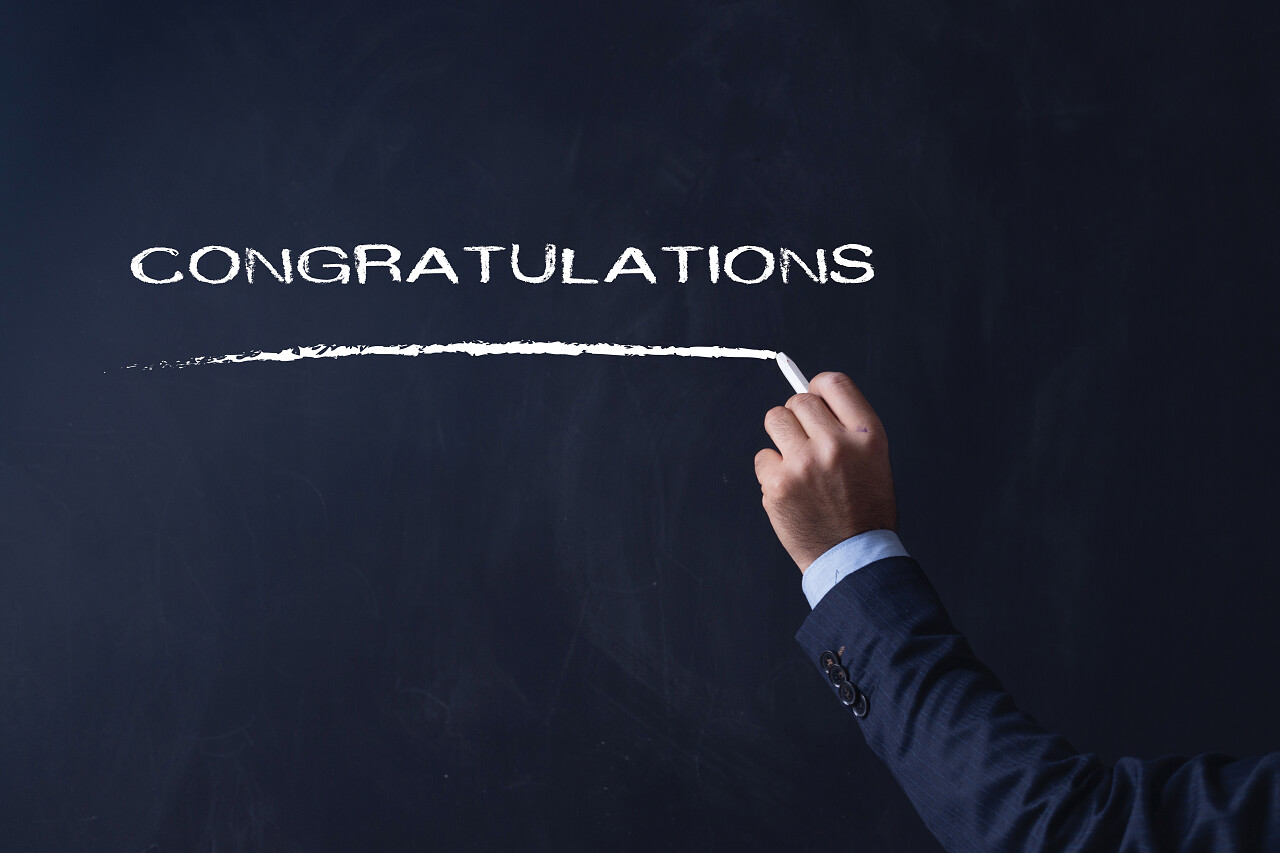 商人在黑板上写的祝贺英文庆祝