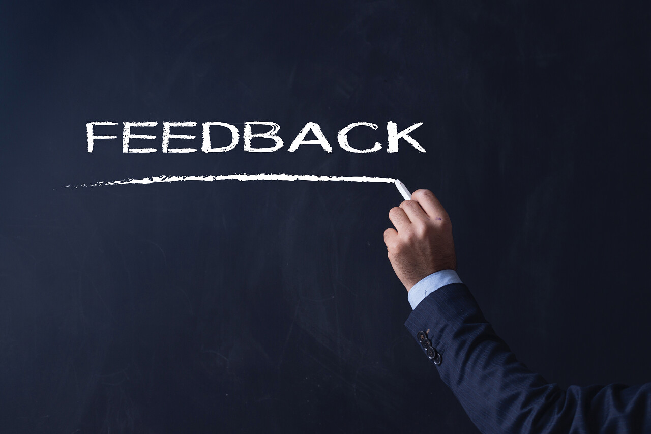 商人在黑板上写的反馈英文回馈