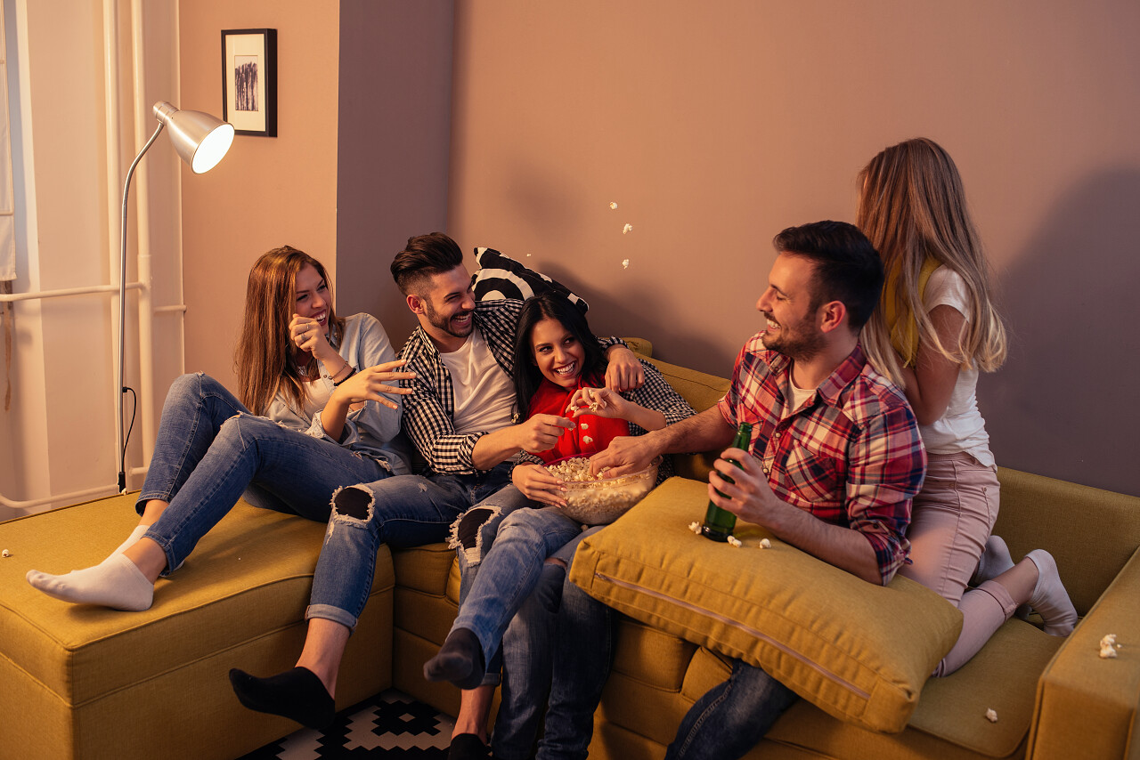 朋友们开心轻松聚会狂欢谈论会议讨论