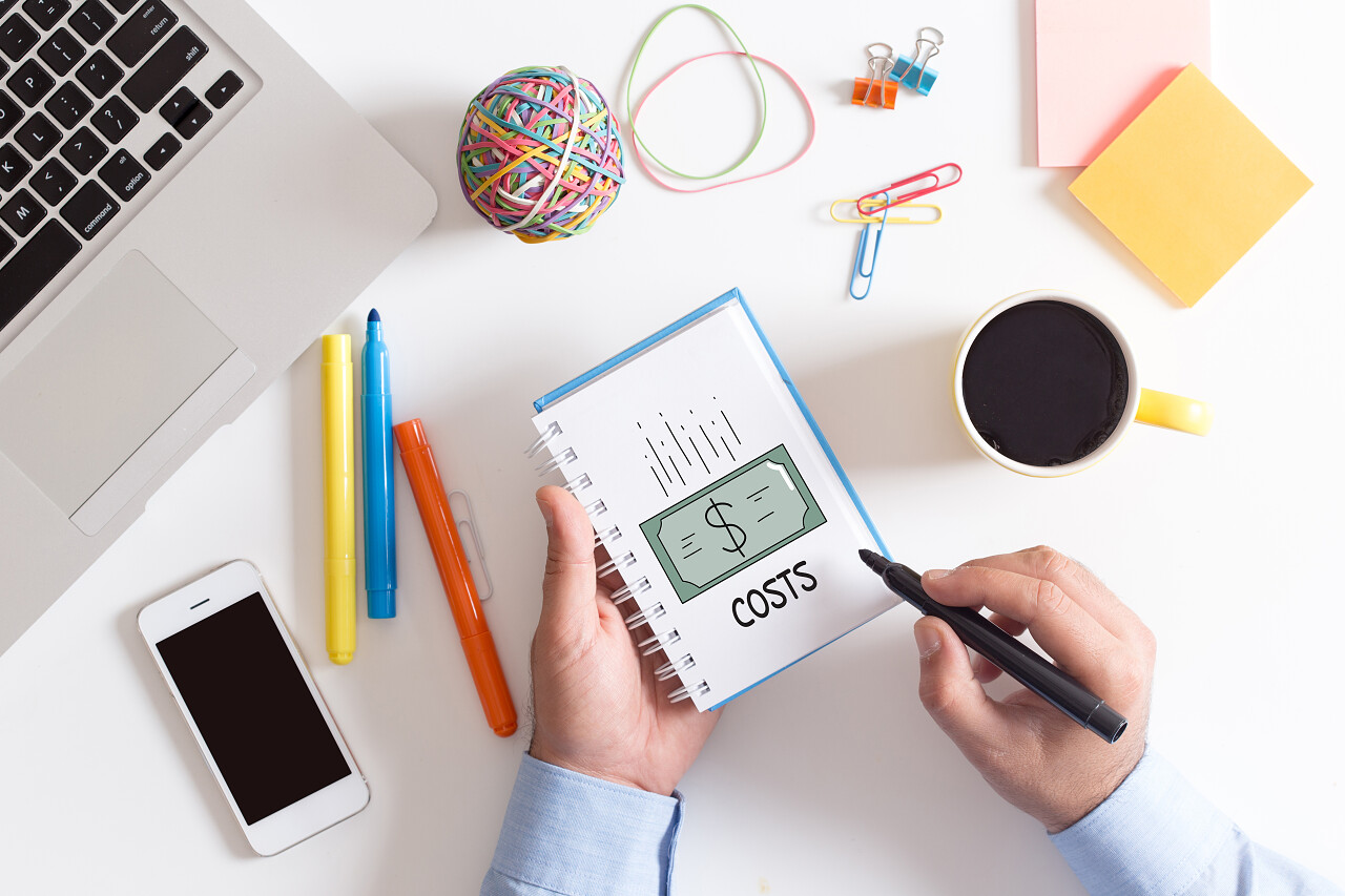 商业金融成本手绘图画办公桌