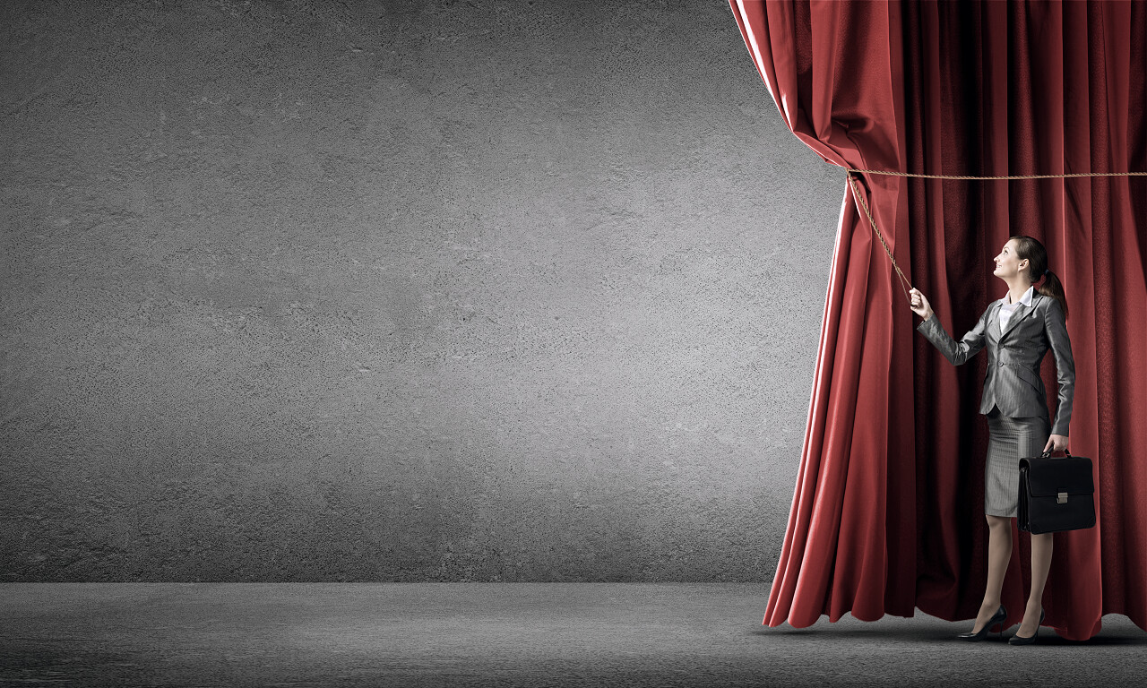 年轻女商人拉幕拉开幕布