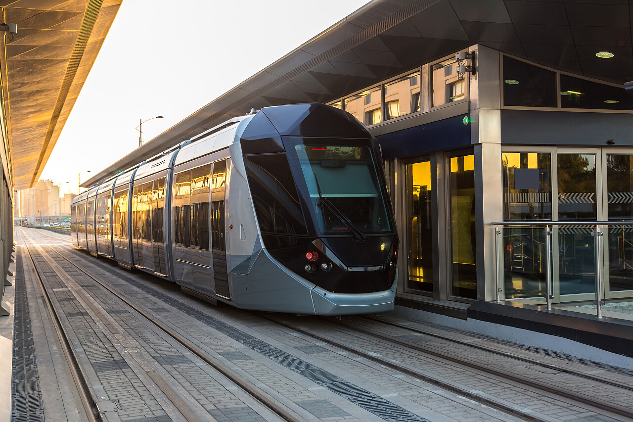 到达的火车站地铁站高铁站的列车背景图