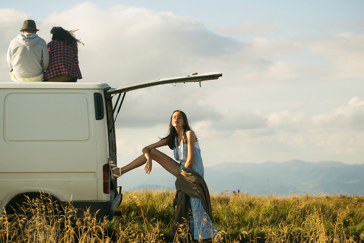 一群年轻人在自驾游的路上拍照自驾游