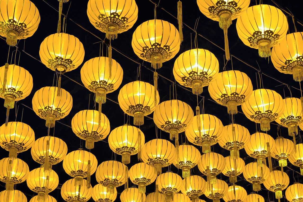 仰拍庆典节日装饰金色和金色的纸灯笼顶棚正月十五元宵节花灯元宵晚会
