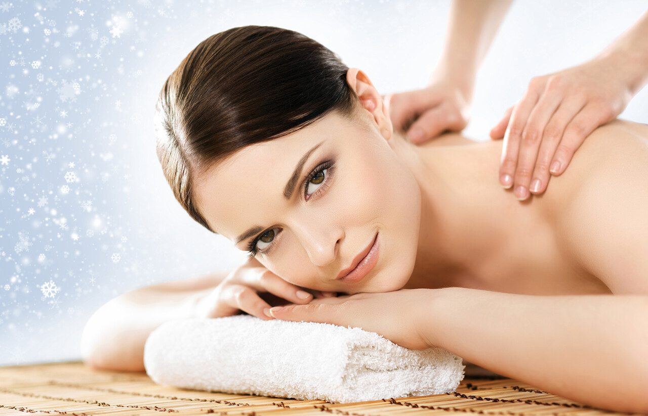 按摩的女人美容女性人物人像半身漂亮欧美女人人物特写放松解压背部美容背部按摩美容肩颈