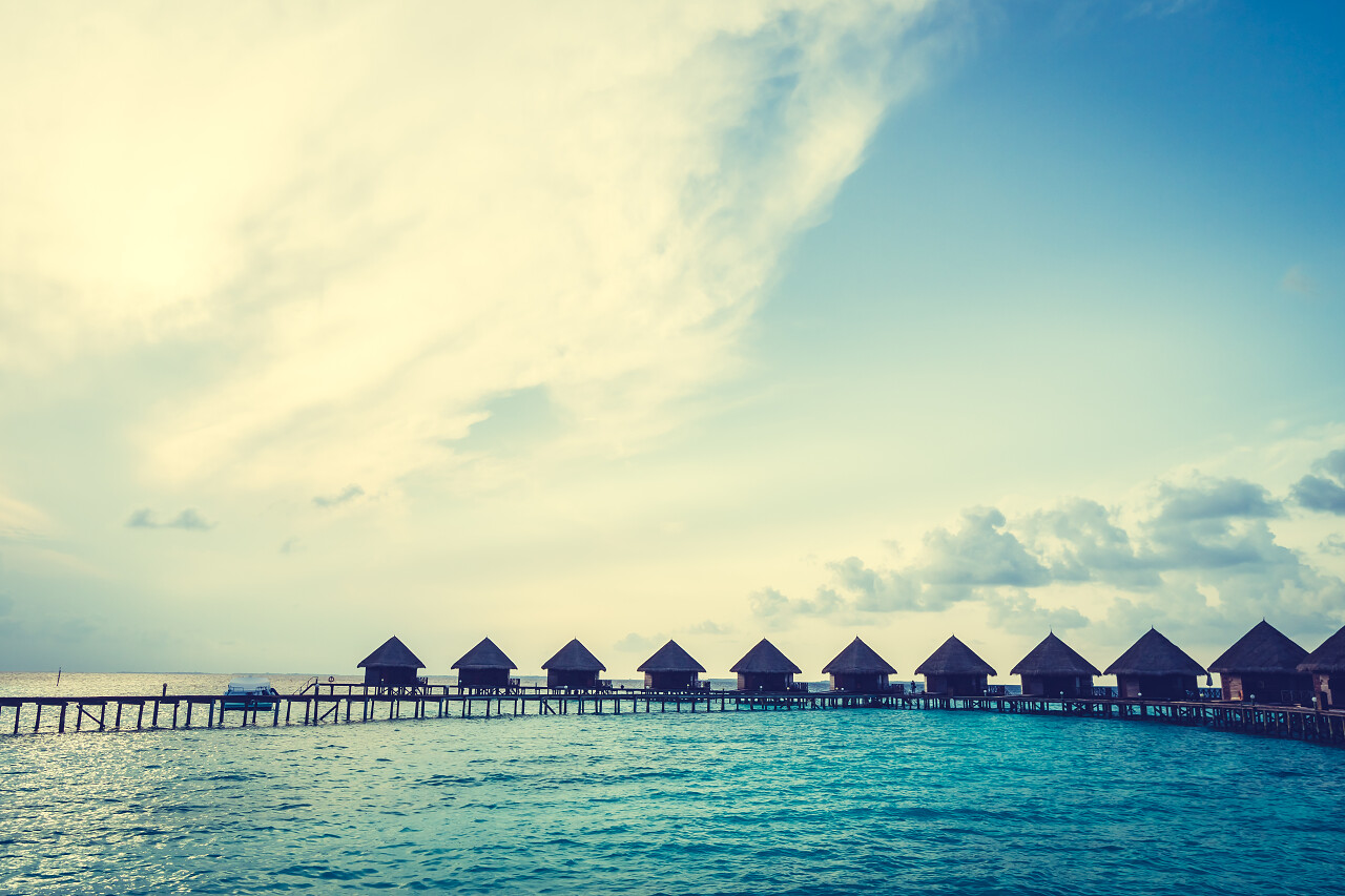 蓝蓝天空下美丽的海滩景象