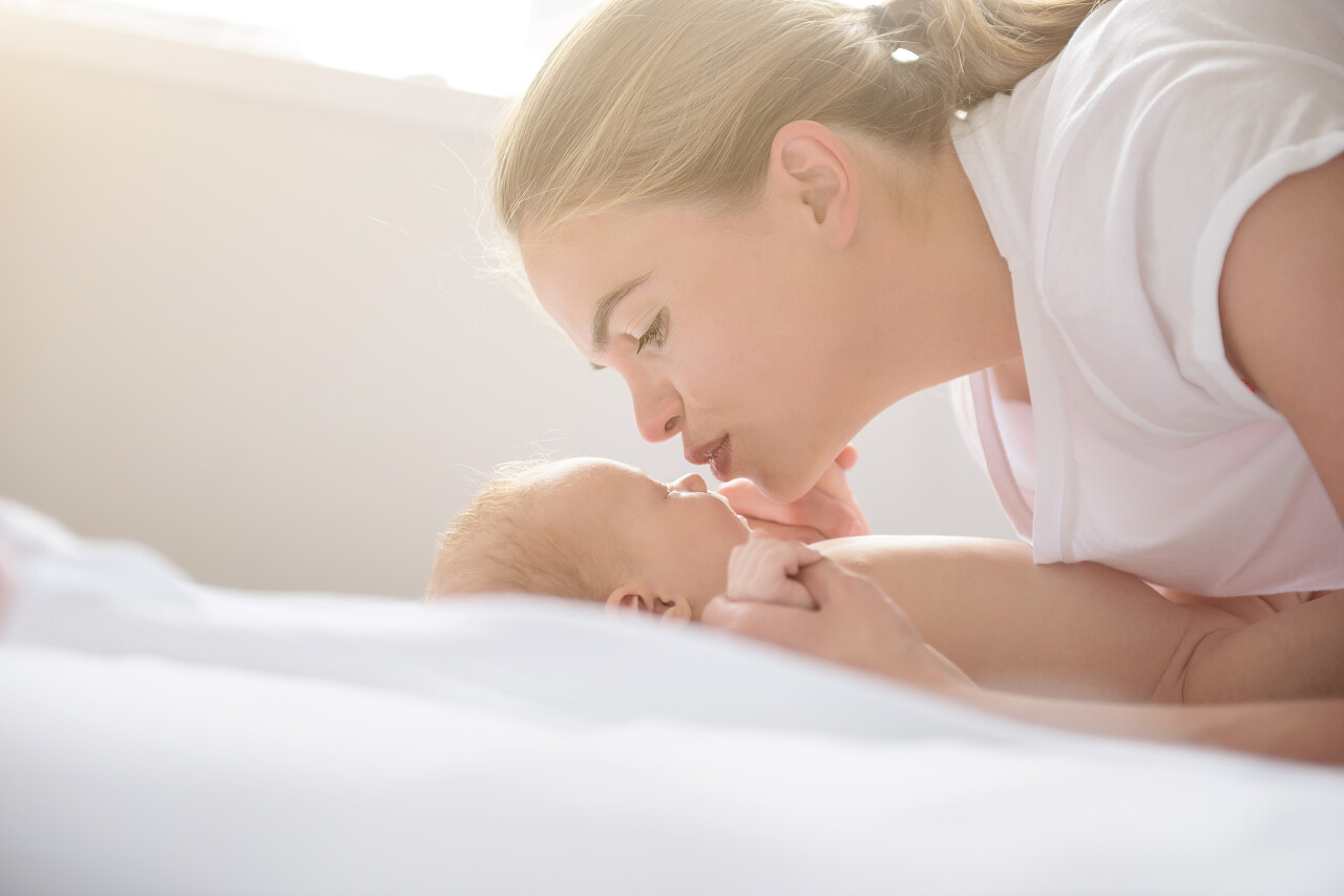 白底人物肖像女人母亲孩子人物写真亲子写真