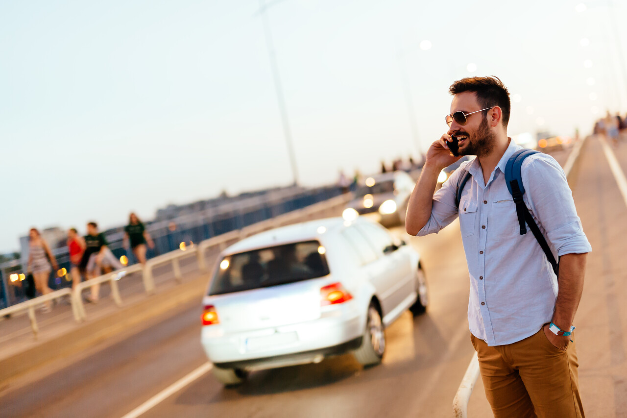衬衣男人在路边打电话