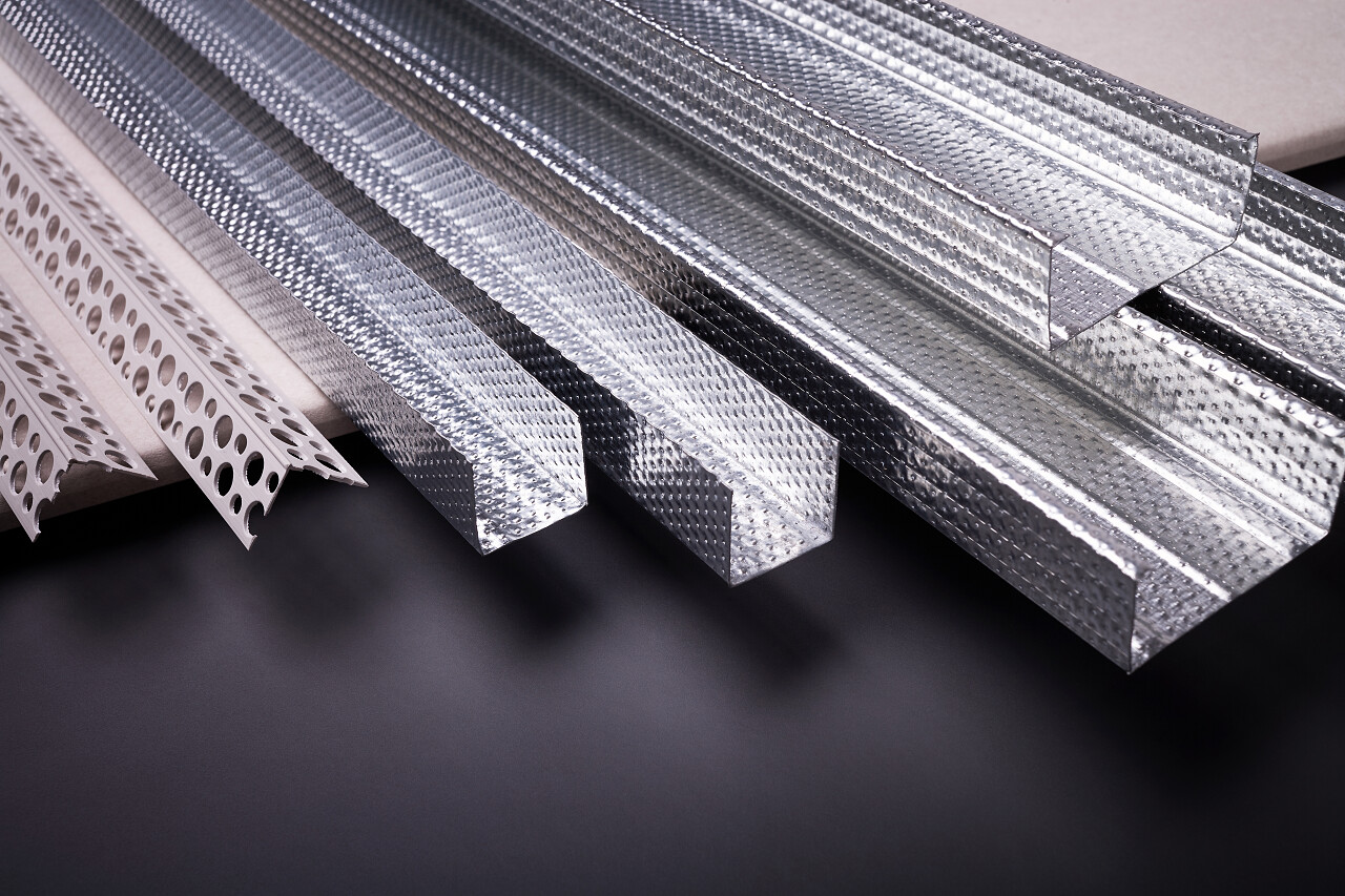 钢梁被隔绝在黑色背景上