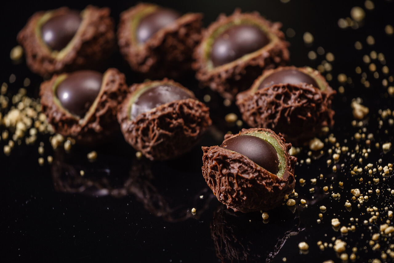 棕色的带壳成熟栗子板栗