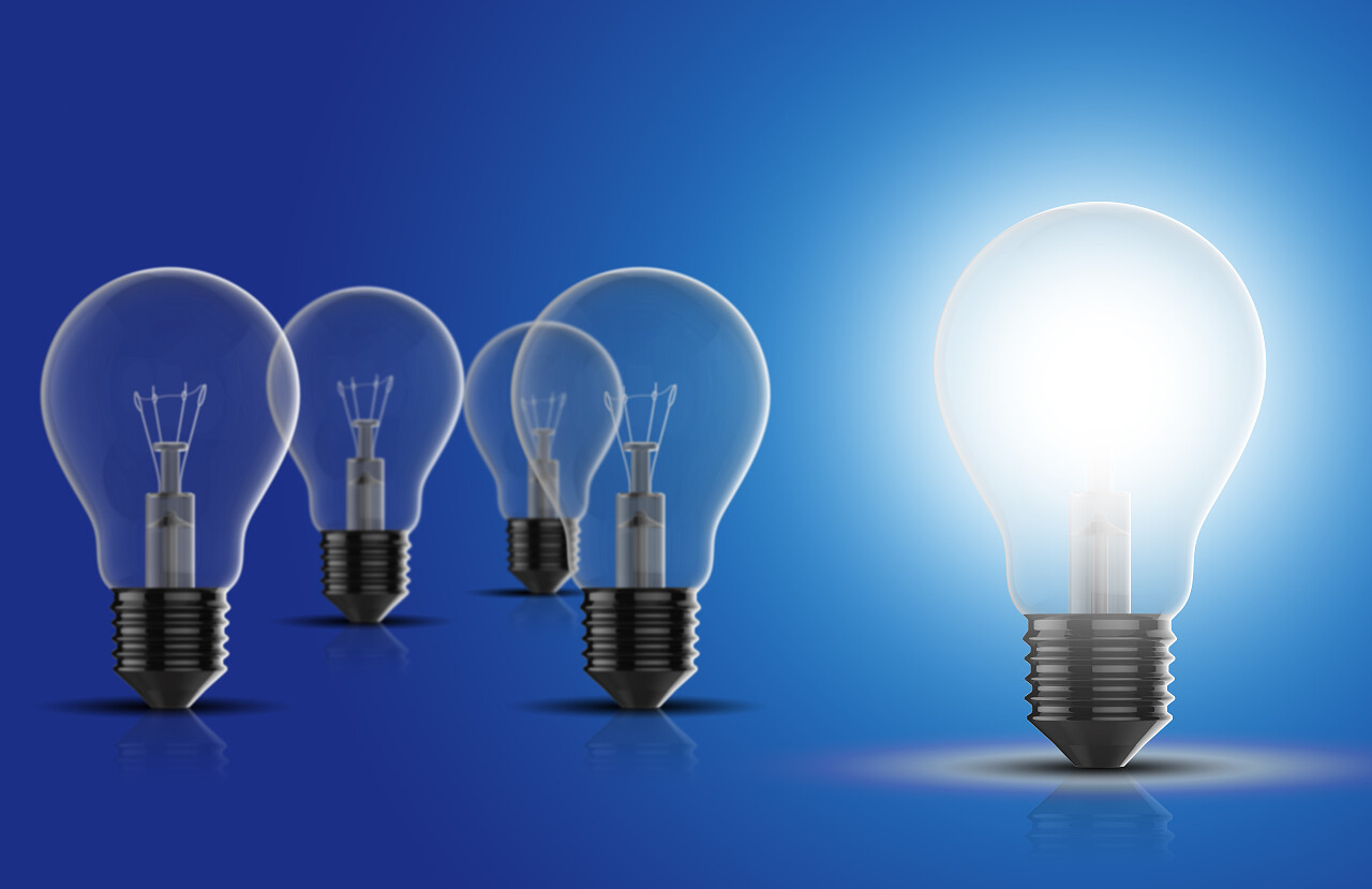 在一排灯泡种亮着的一个灯泡思考