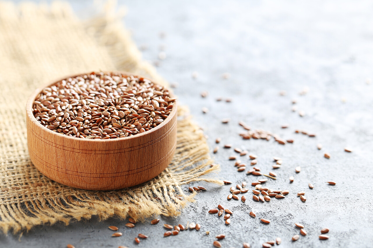 木碗散落的亚麻籽