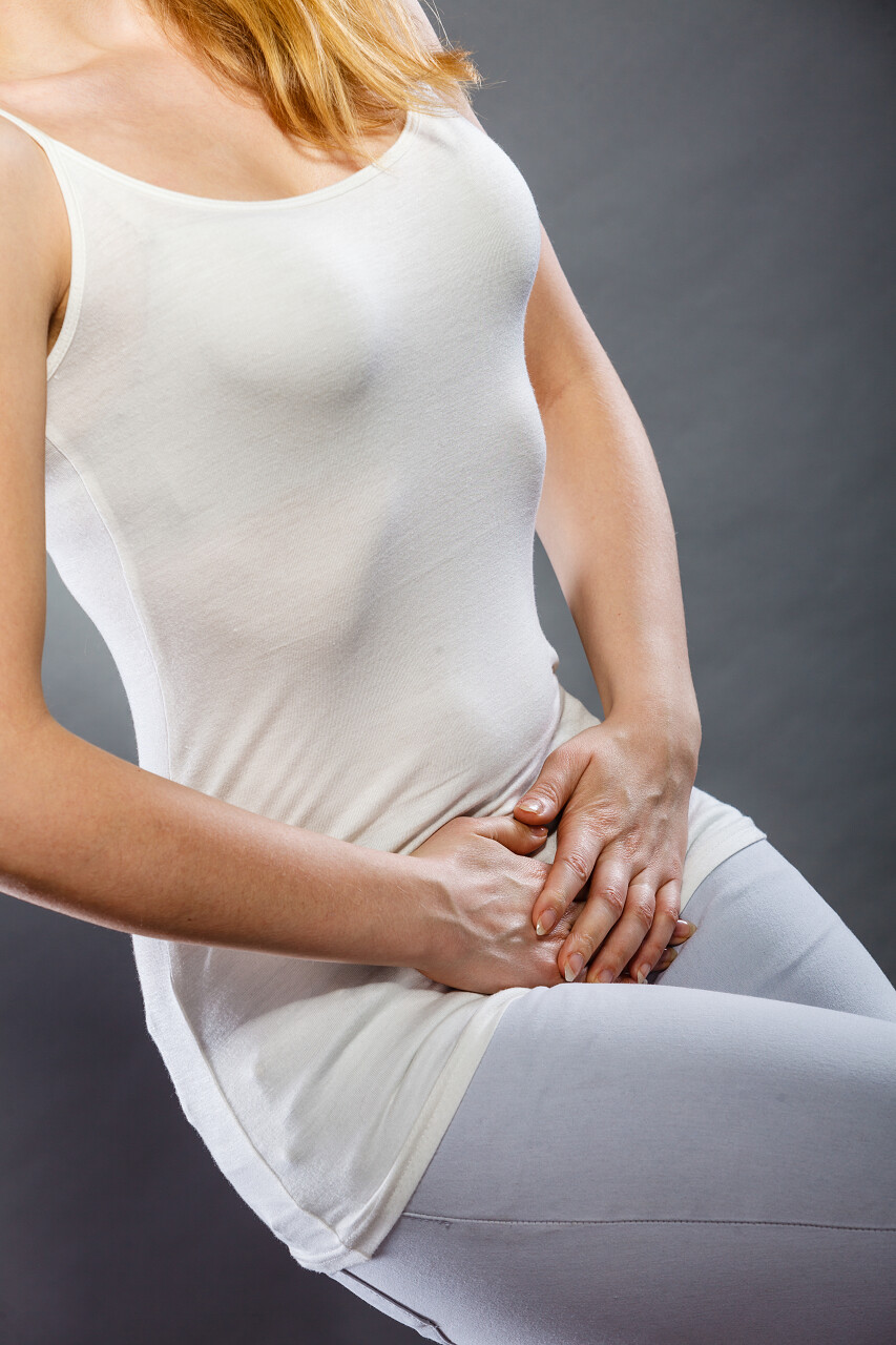 肚子疼的女人生病的女人难受的女人焦虑烦躁恼火烦躁女生痛经肚子痛