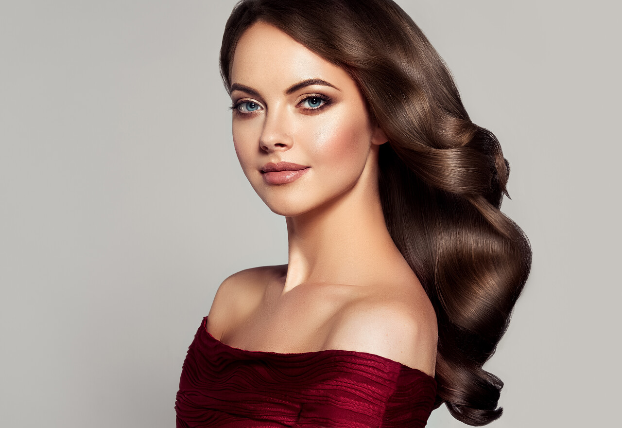 美发化妆美妆美容女性人物人像半身漂亮欧美女人人物特写女生头发长头发美女笑脸笑容