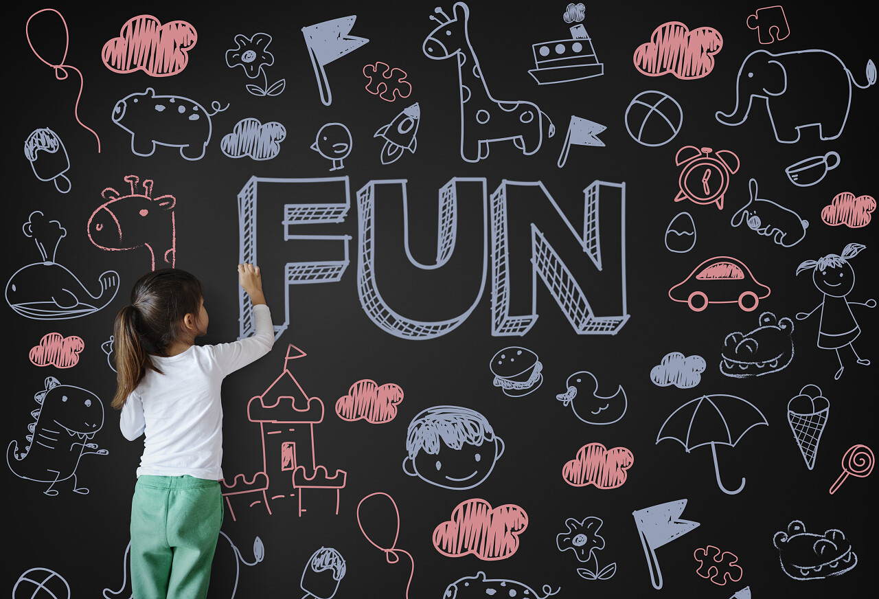 女孩写字有趣开心在画在黑板上