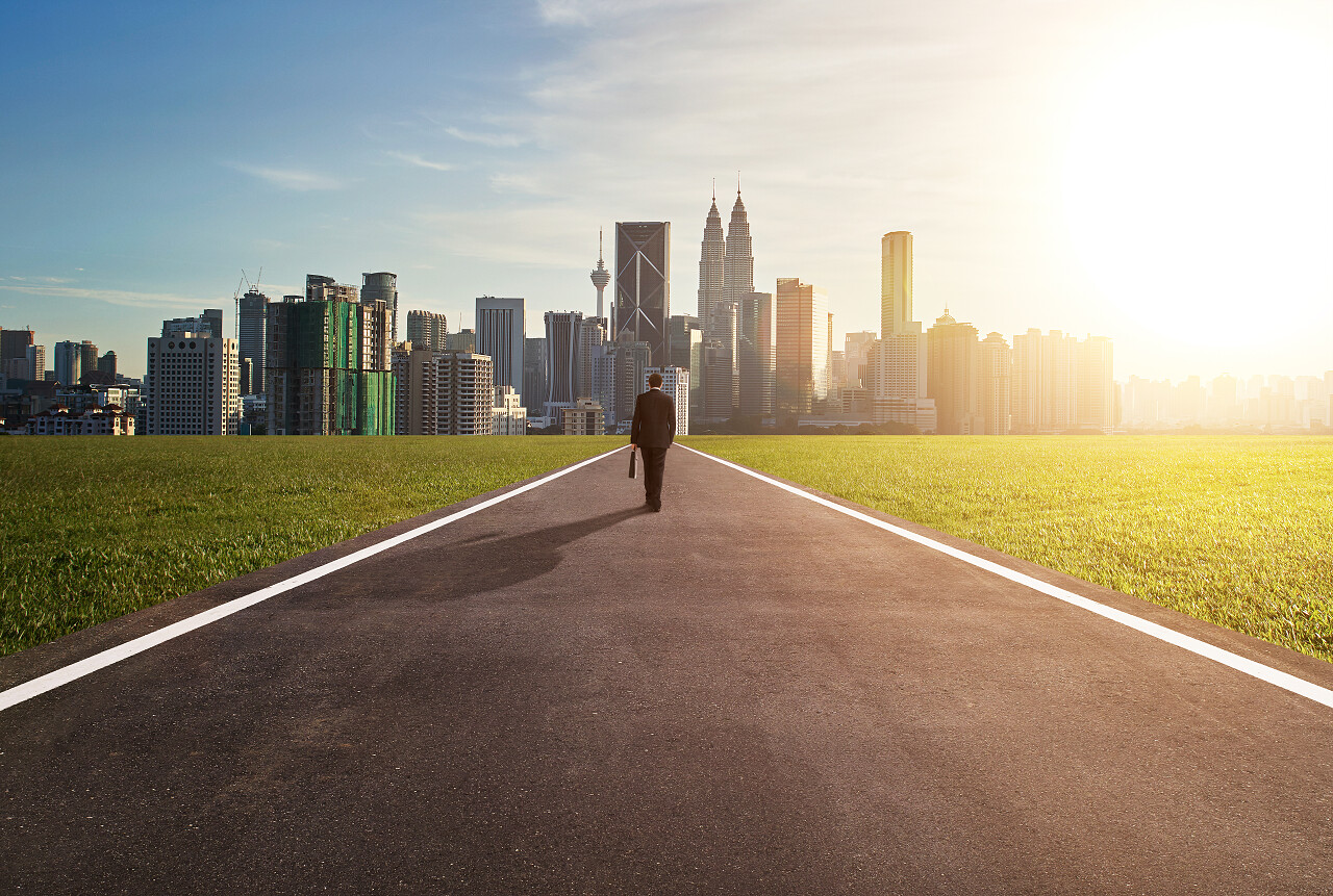 男性企业家马路公路城市道路高速公路柏油马路蓝天白云