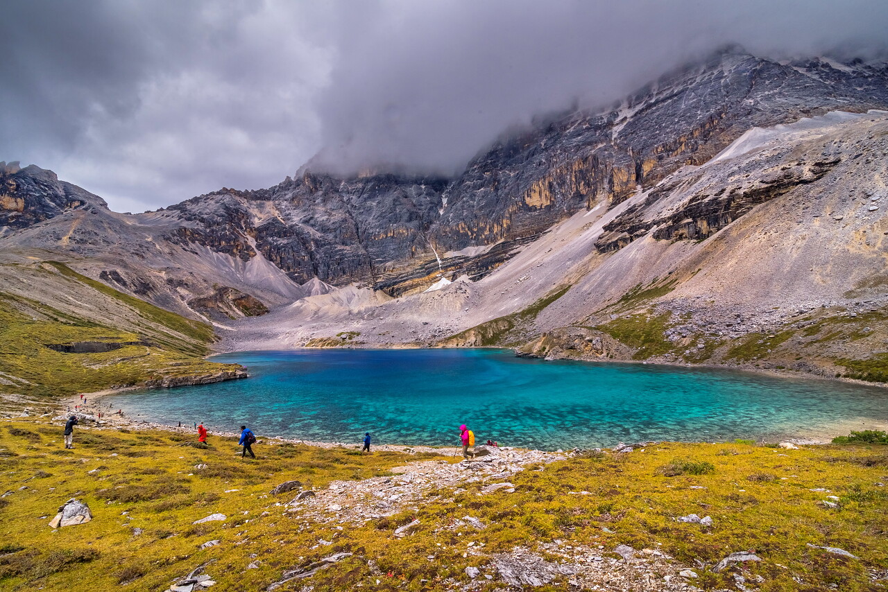 绿色唯美自然阳光投射的森林湖泊风景四川旅游·图片