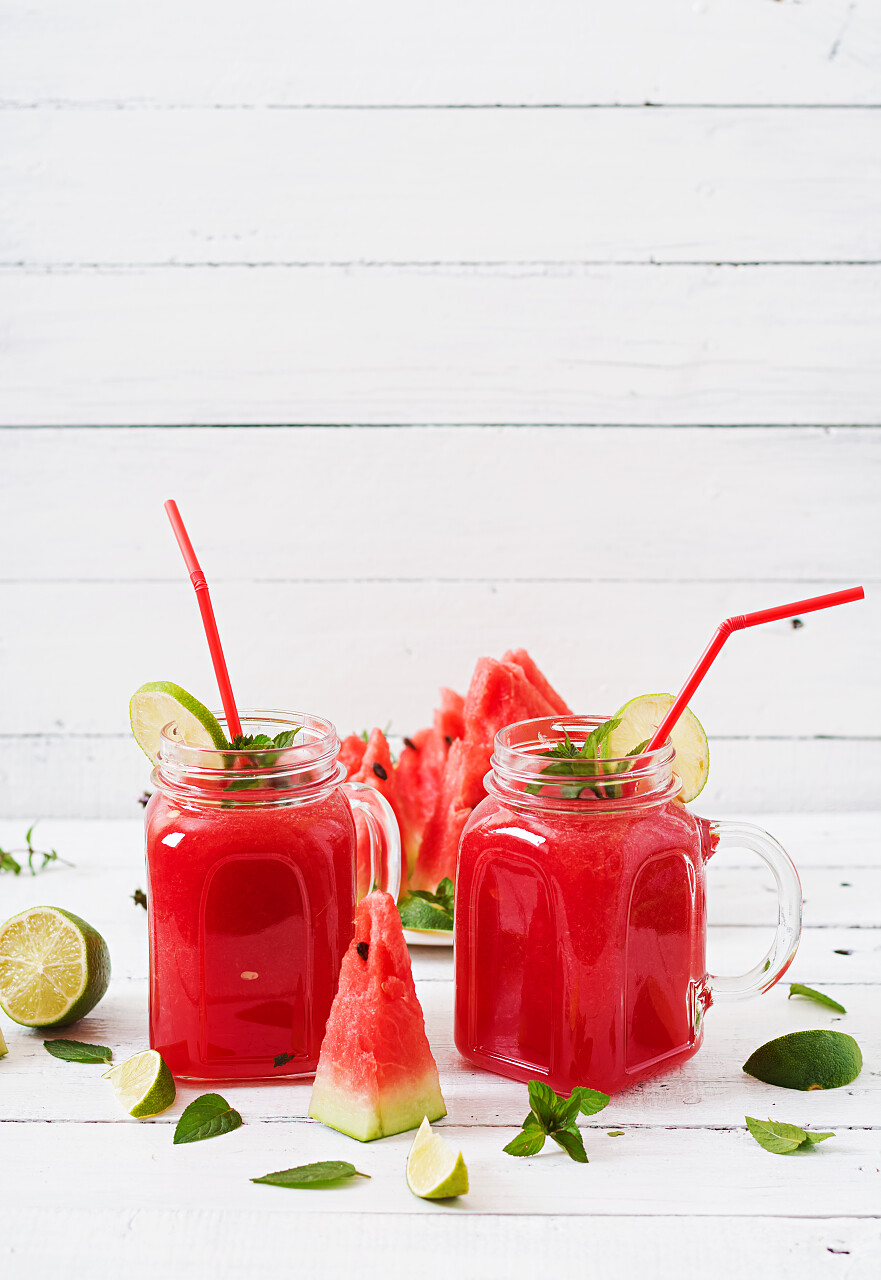 杯子里的西瓜汁和西瓜