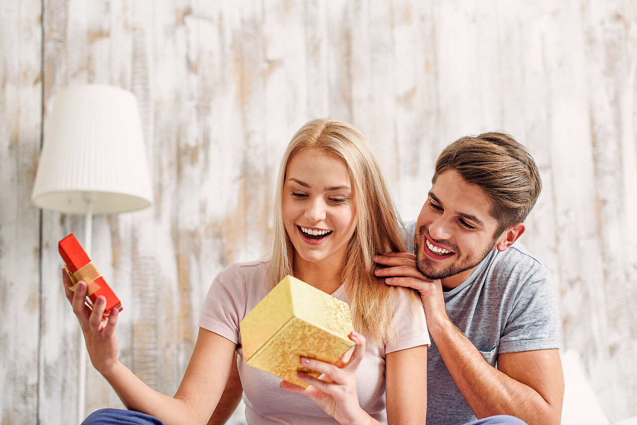 圣诞节里男友为女友准备了一份惊喜礼物女友很开心震惊