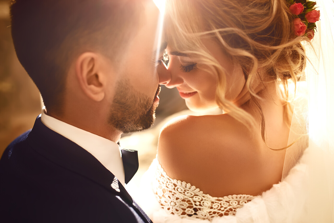 新娘和新郎在一个飞行的面纱的阴影温柔亲吻幸福婚姻情侣幸福情侣幸福的人幸福的人