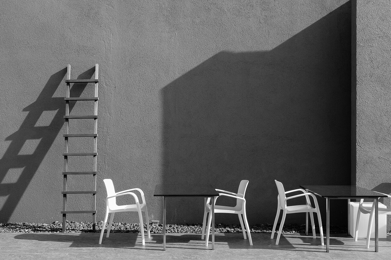 光与影的桌子椅子楼梯和墙壁