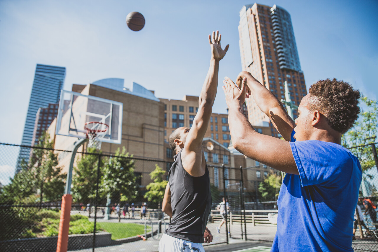 两名运动员在户外打篮球