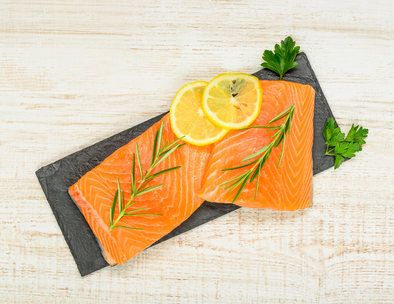 三文鱼鱼片上柠檬和香草黑石材板