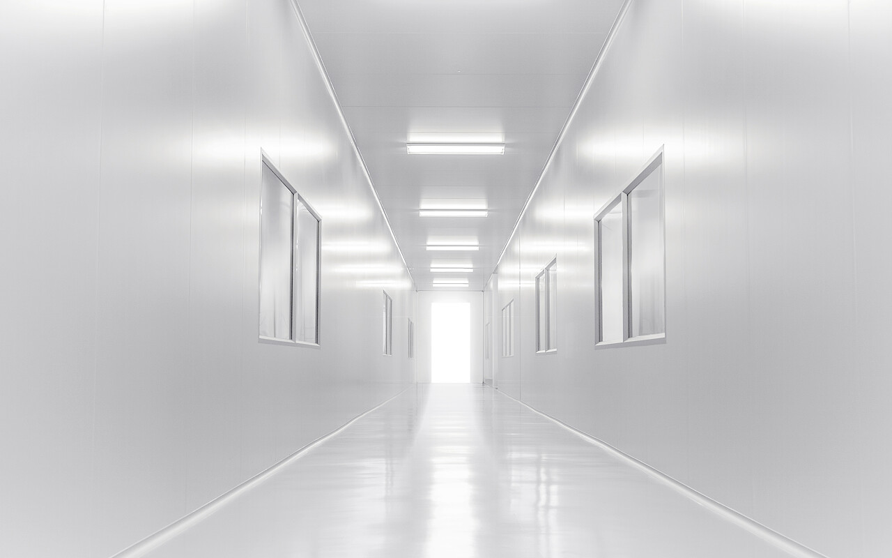 现代科学实验室房间打开门从外面的灯光