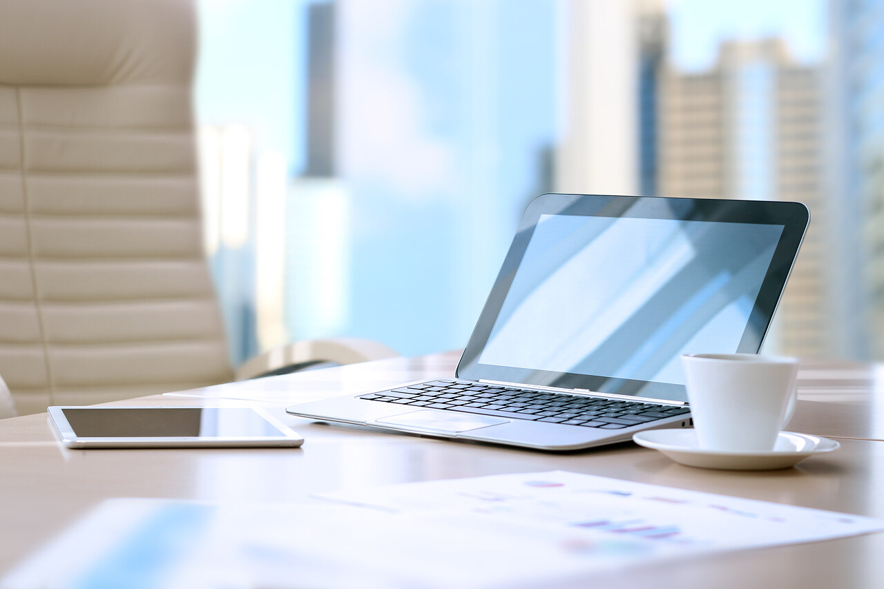 在办公室用笔记本电脑工作