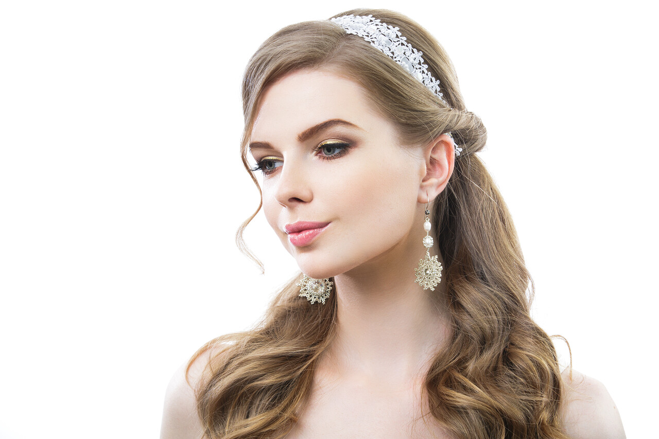 拥有长长的卷发的漂亮女人嘴唇