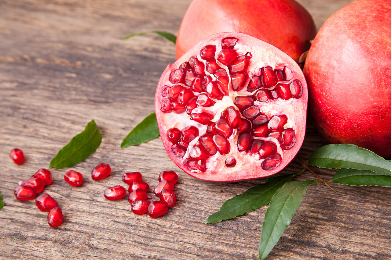 石榴果和石榴籽木桌上