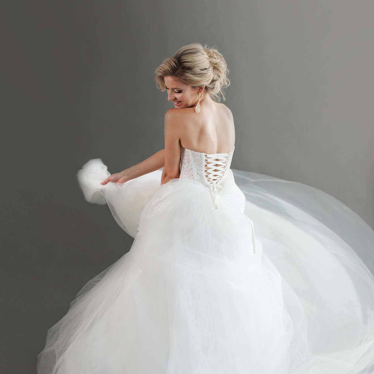 迷人的年轻新娘的豪华婚纱