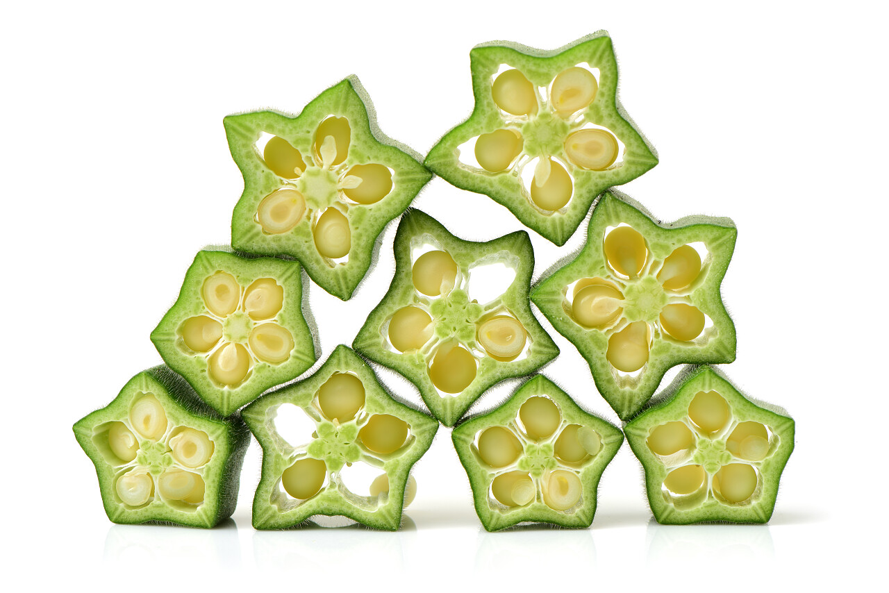 孤立在白色背景上新鲜的黄秋葵