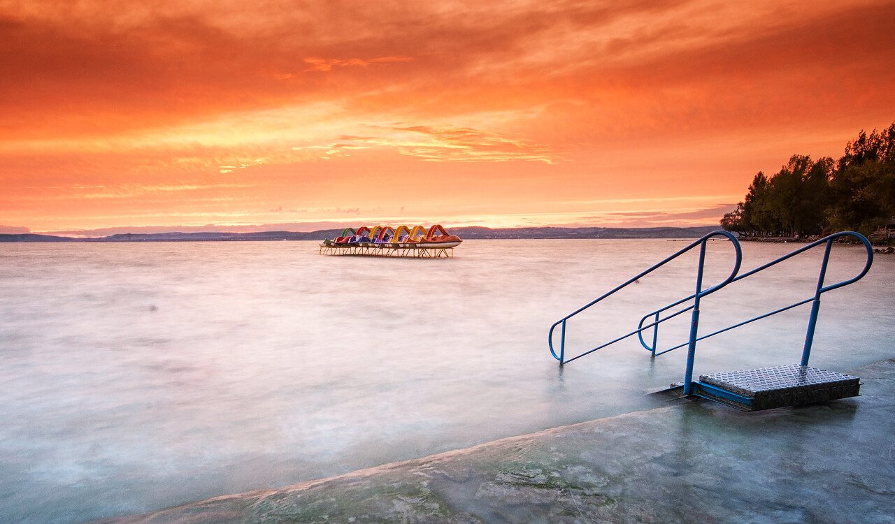 七彩的晚霞在巴拉顿湖世界气象日