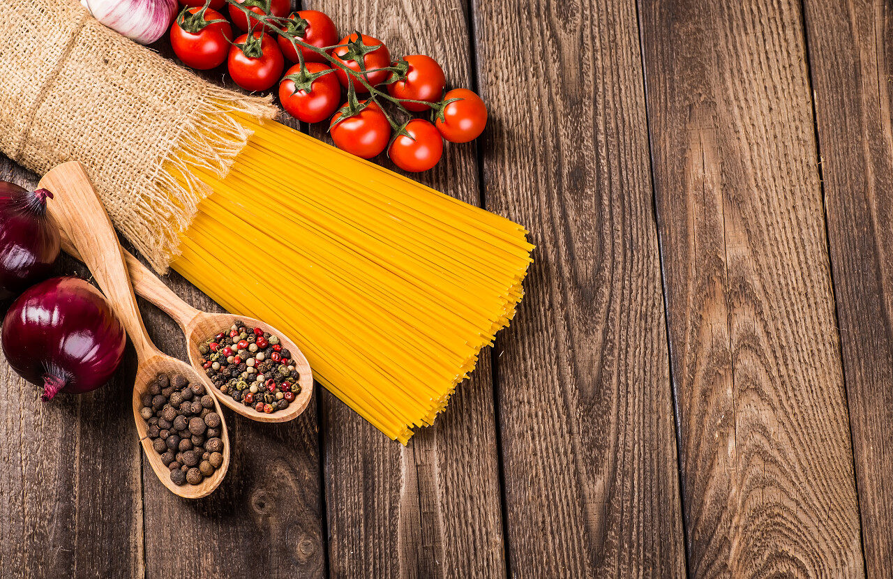 意大利面和蔬菜在白色背景上的组成西餐背景