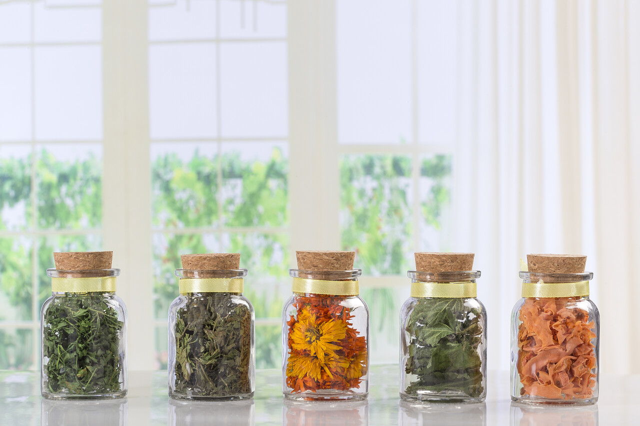 干香草蔬菜和水果在窗口背景