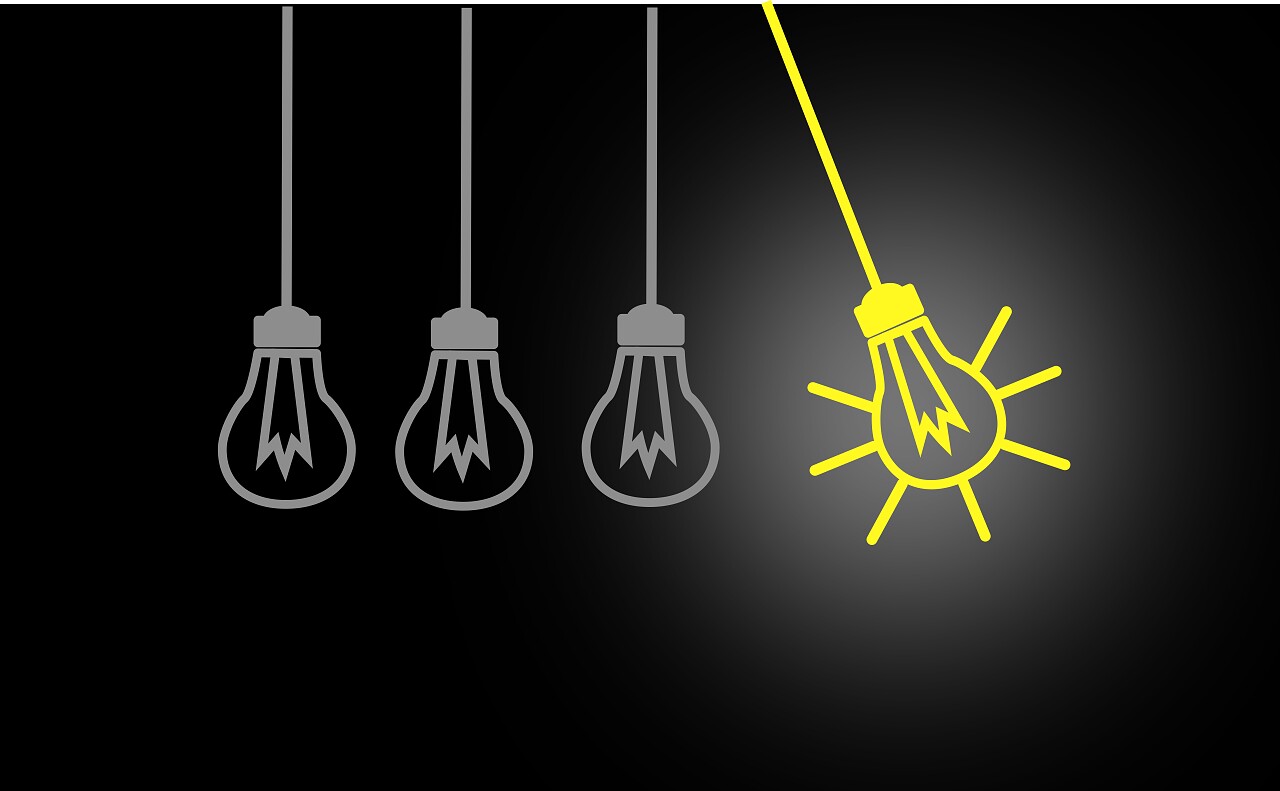 黑板设计与黄色的灯泡思维思考