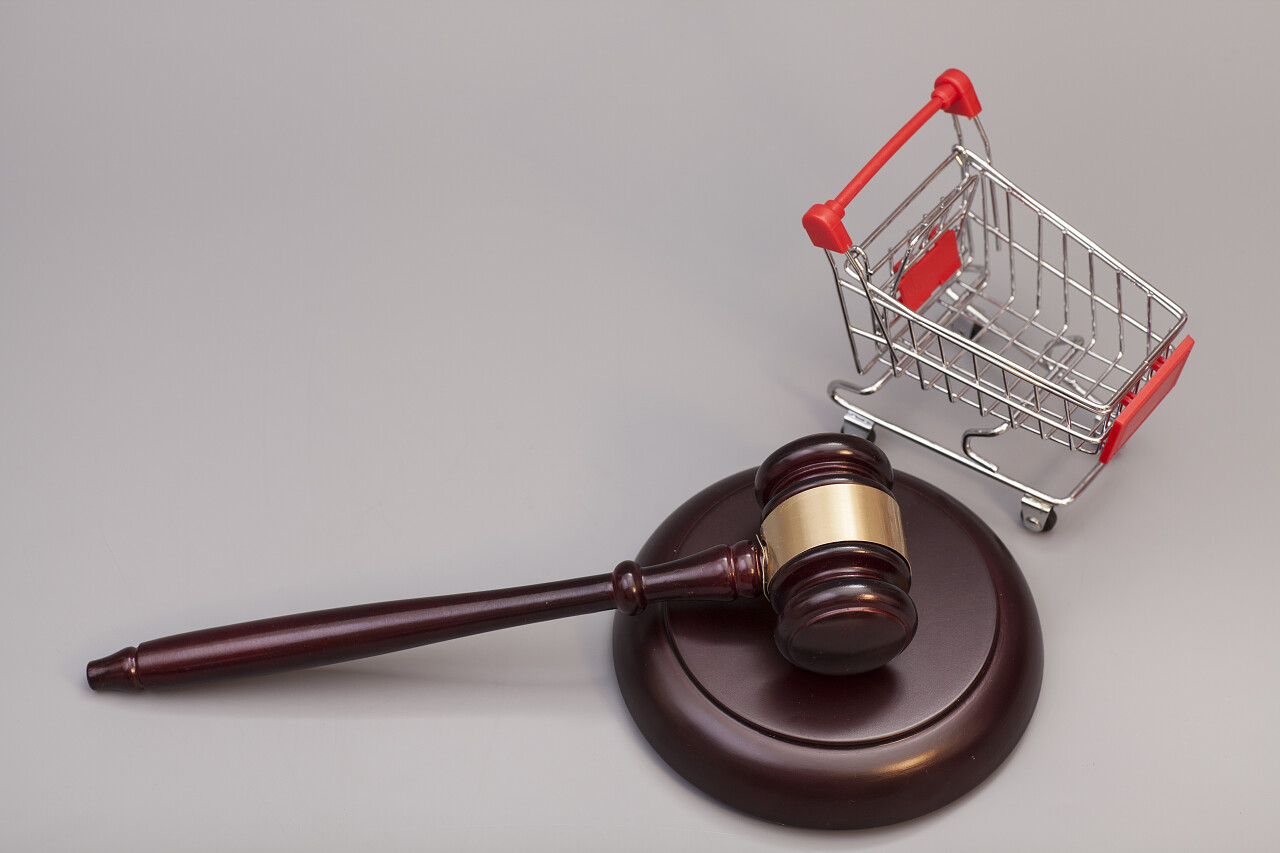 购物车灰色背景的正义木槌