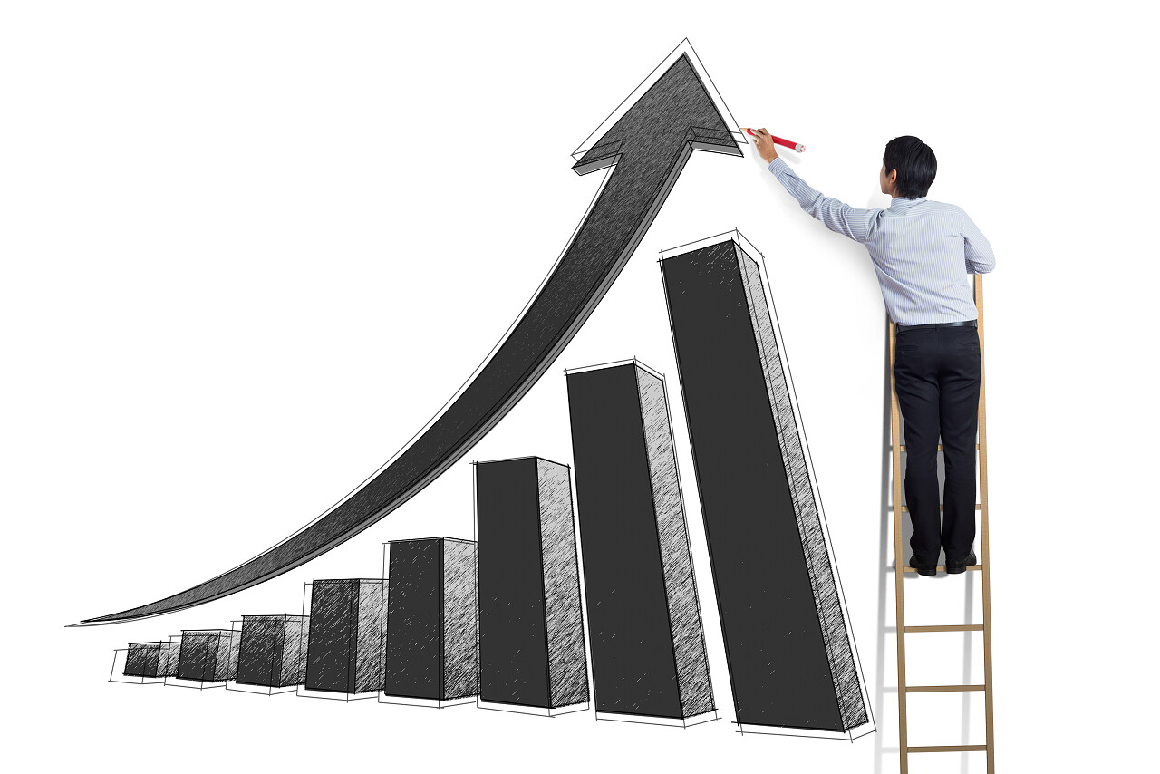 站在墙上绘制生长图表的梯子上的商人指标提升指标提升