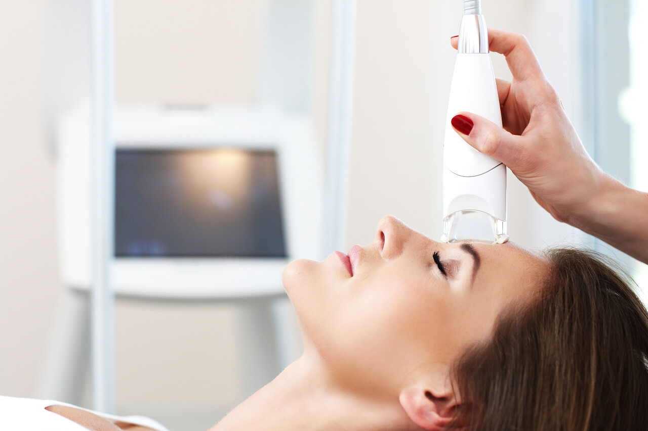 在美容院做面部护理的女人面部按摩