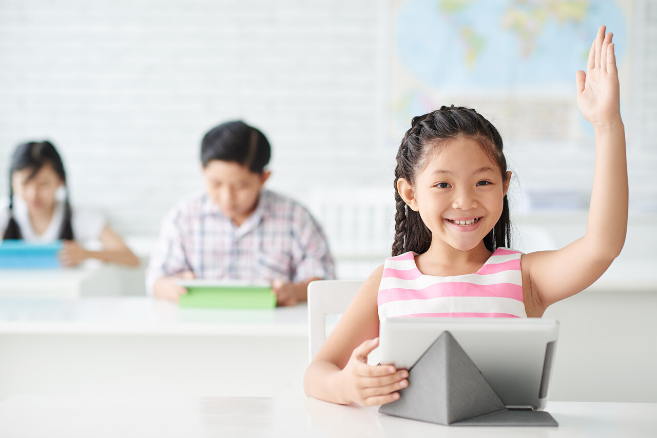 可爱的小女孩在抢答问题微笑的小女孩