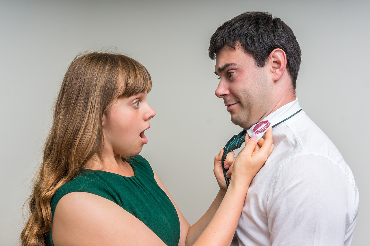 不忠的丈夫被发现衬衫衣领上的红色唇膏震惊