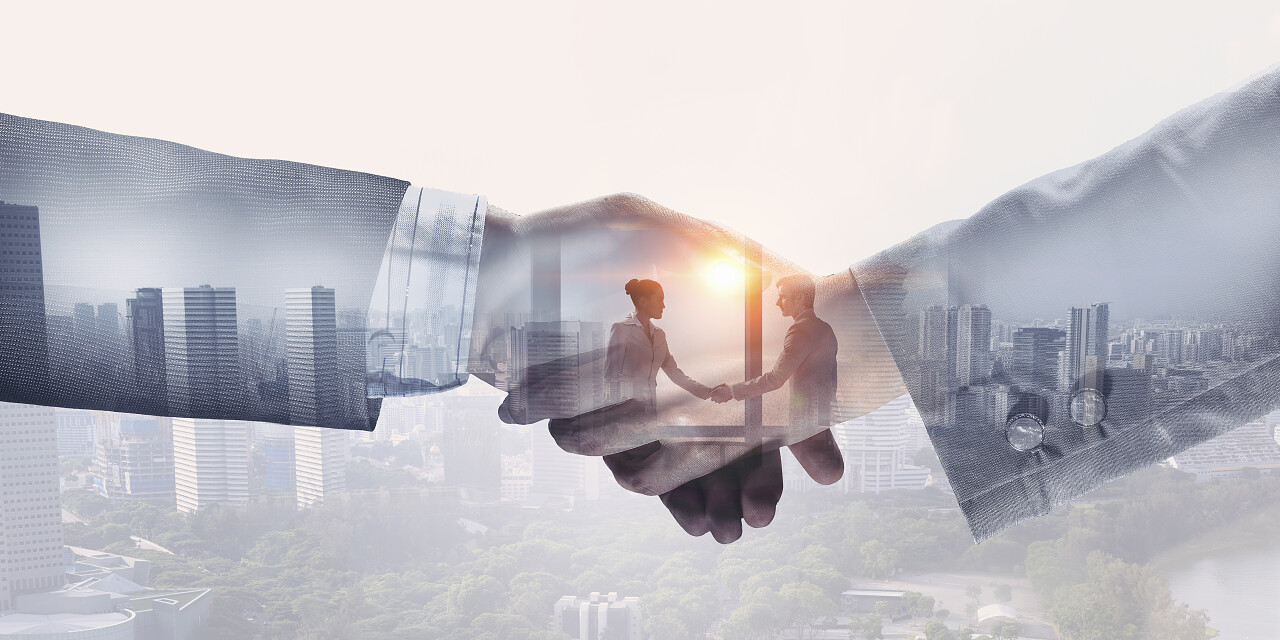 在城市背景下的商业握手的特写合作合作团结握手企业团结团结合作平台商务合作握手