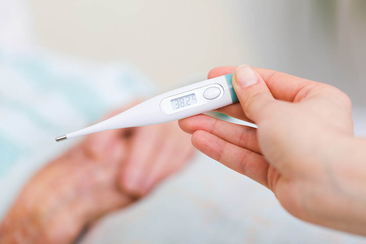 护士在看病人的体温